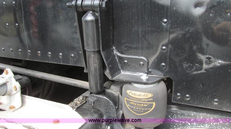 image for item E3814 1996 Peterbilt 379 semi truck