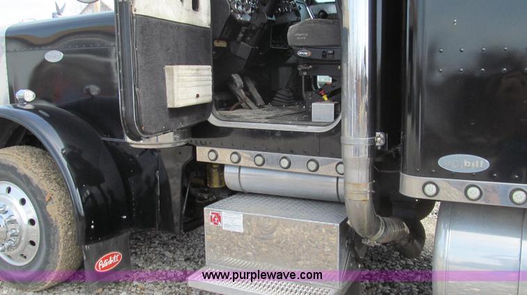 image for item E3814 1996 Peterbilt 379 semi truck