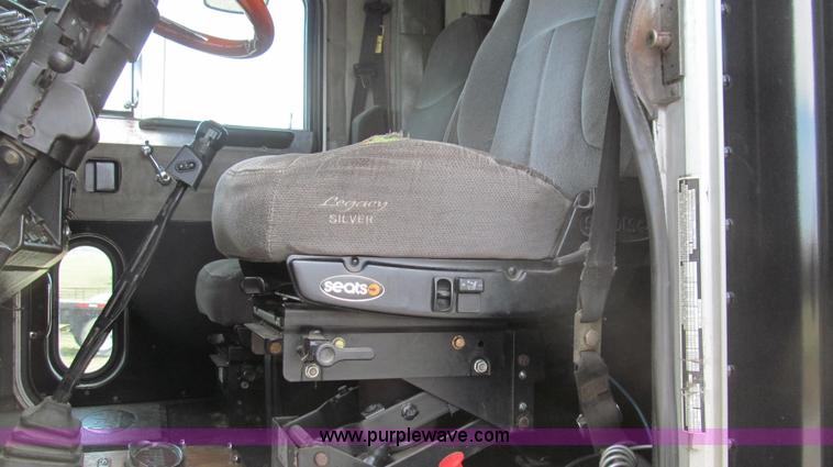 image for item E3814 1996 Peterbilt 379 semi truck