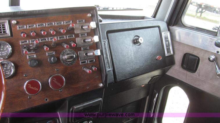 image for item E3814 1996 Peterbilt 379 semi truck