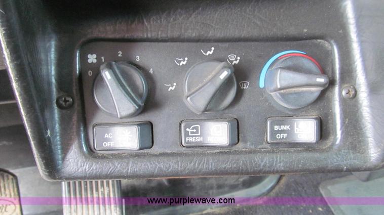 image for item E3814 1996 Peterbilt 379 semi truck