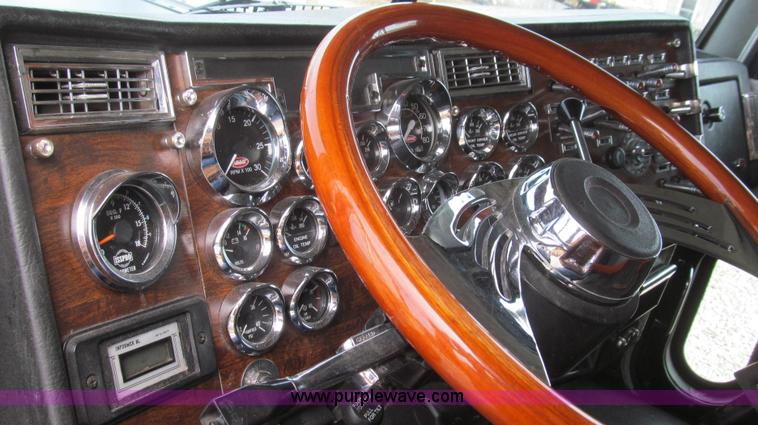 image for item E3814 1996 Peterbilt 379 semi truck