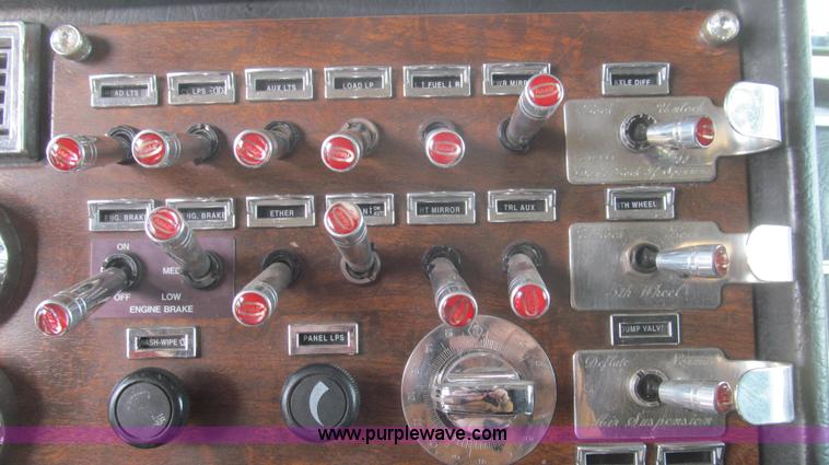 image for item E3814 1996 Peterbilt 379 semi truck