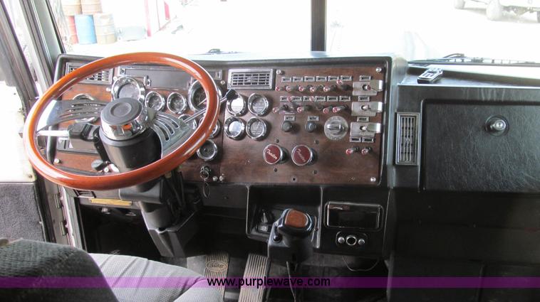 image for item E3814 1996 Peterbilt 379 semi truck