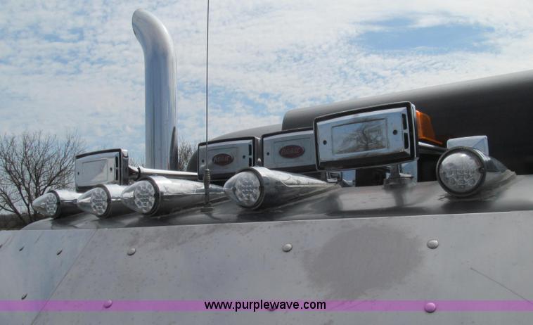 image for item E3814 1996 Peterbilt 379 semi truck