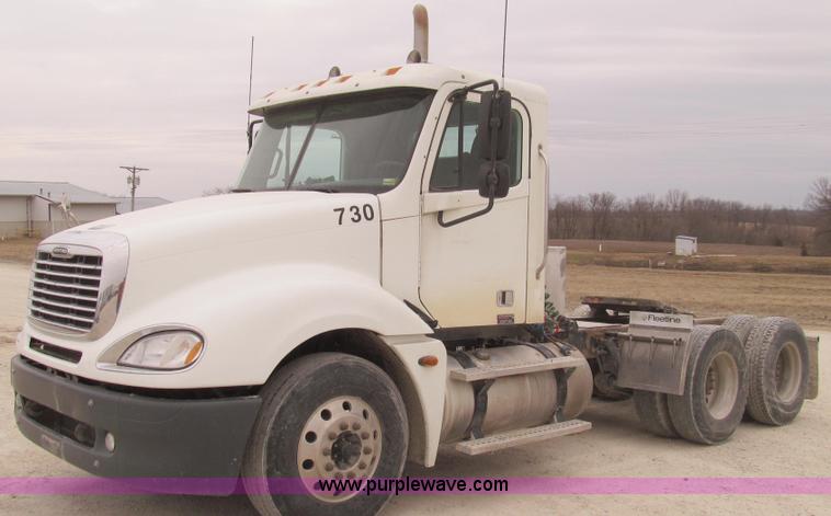 image for item E3821 2005 Freightliner CL120 semi truck