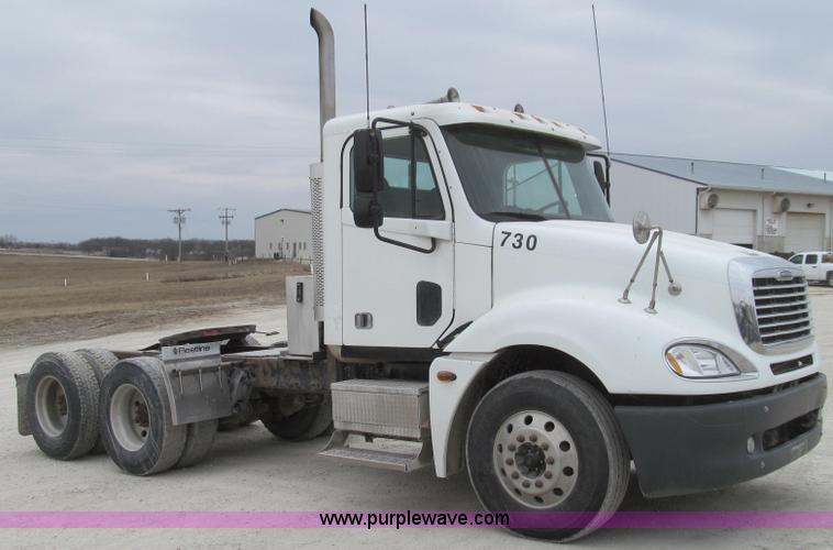 image for item E3821 2005 Freightliner CL120 semi truck