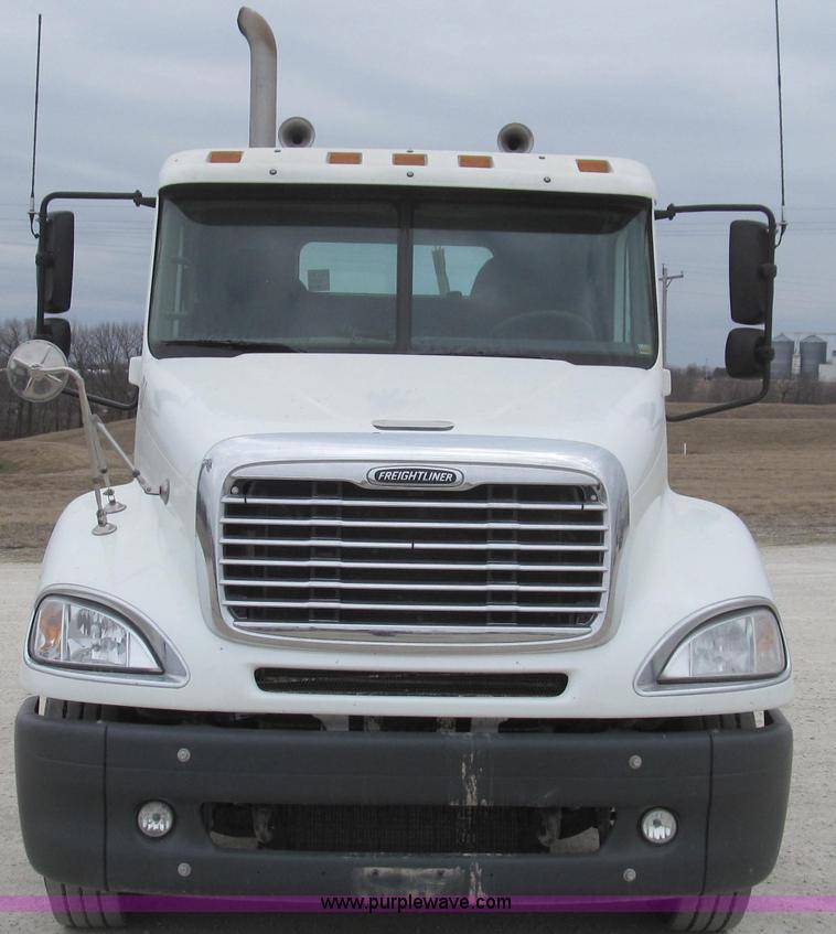 image for item E3821 2005 Freightliner CL120 semi truck