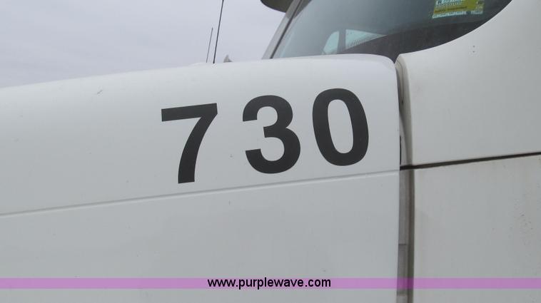 image for item E3821 2005 Freightliner CL120 semi truck