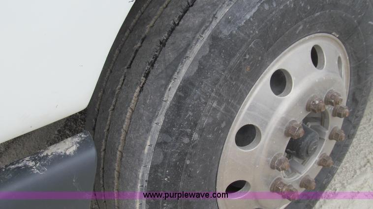 image for item E3821 2005 Freightliner CL120 semi truck