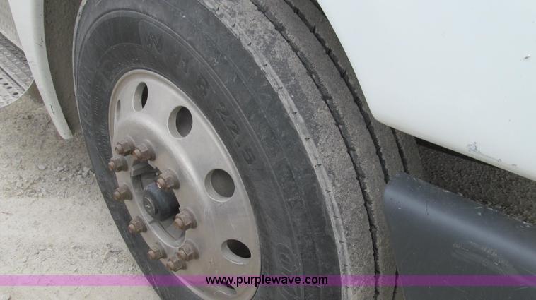 image for item E3821 2005 Freightliner CL120 semi truck