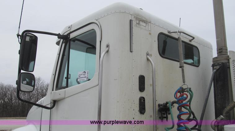 image for item E3821 2005 Freightliner CL120 semi truck