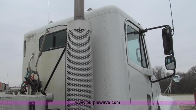 image for item E3821 2005 Freightliner CL120 semi truck
