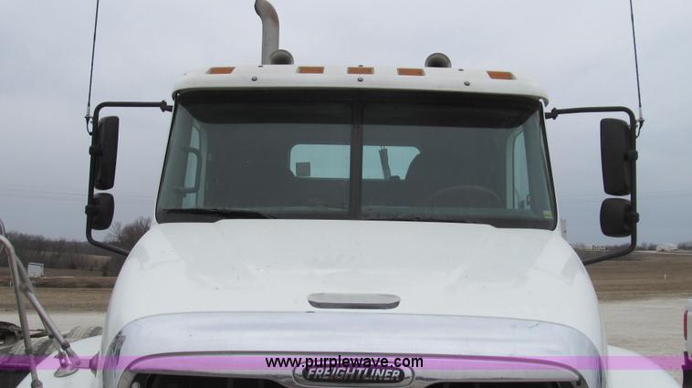 image for item E3821 2005 Freightliner CL120 semi truck