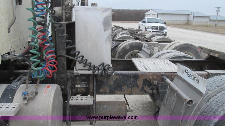 image for item E3821 2005 Freightliner CL120 semi truck