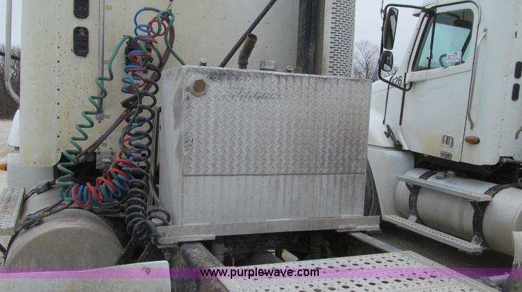 image for item E3821 2005 Freightliner CL120 semi truck