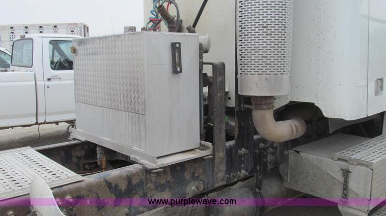 image for item E3821 2005 Freightliner CL120 semi truck