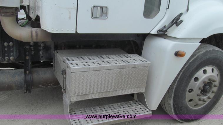 image for item E3821 2005 Freightliner CL120 semi truck