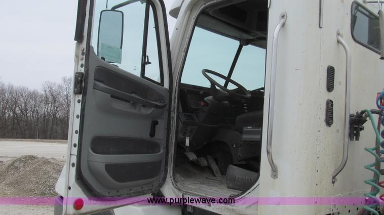 image for item E3821 2005 Freightliner CL120 semi truck