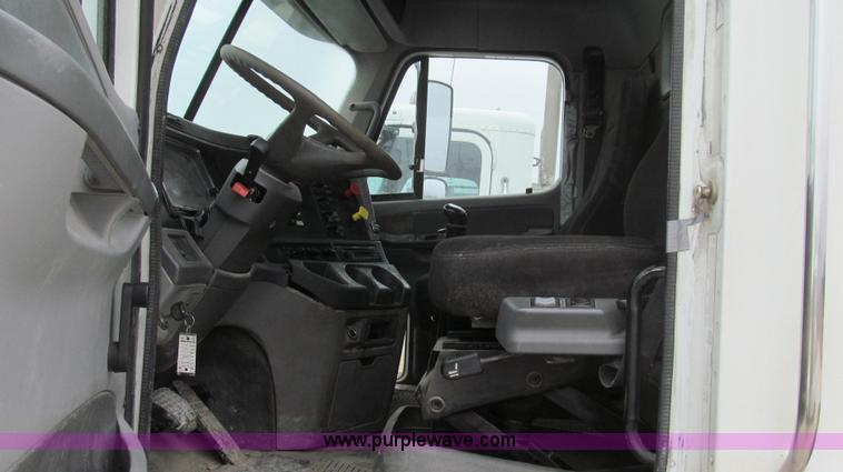 image for item E3821 2005 Freightliner CL120 semi truck