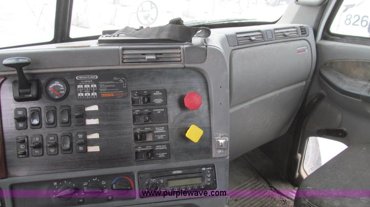 image for item E3821 2005 Freightliner CL120 semi truck