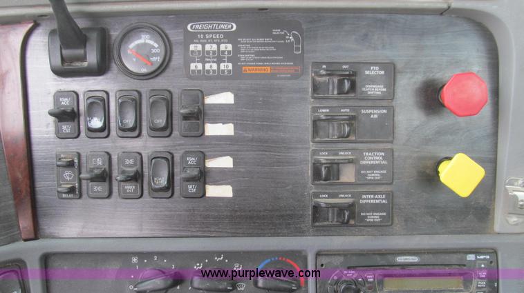 image for item E3821 2005 Freightliner CL120 semi truck