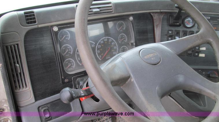 image for item E3821 2005 Freightliner CL120 semi truck