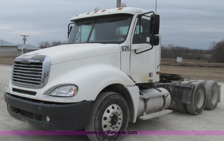 image for item E3822 2004 Freightliner CL120 semi truck