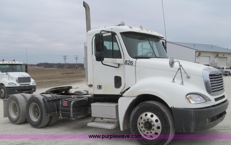 image for item E3822 2004 Freightliner CL120 semi truck