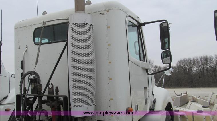 image for item E3822 2004 Freightliner CL120 semi truck