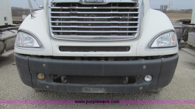 image for item E3822 2004 Freightliner CL120 semi truck