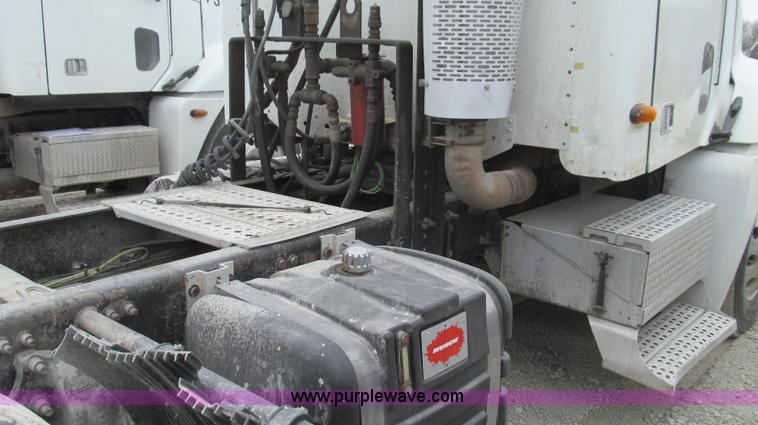 image for item E3822 2004 Freightliner CL120 semi truck