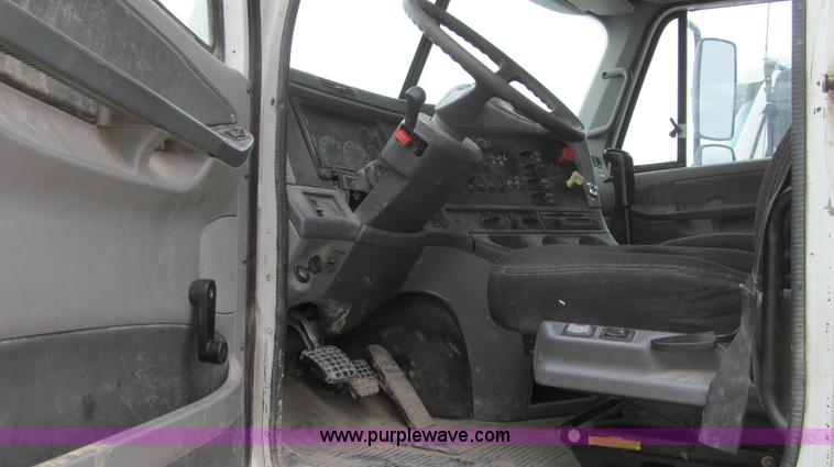 image for item E3822 2004 Freightliner CL120 semi truck