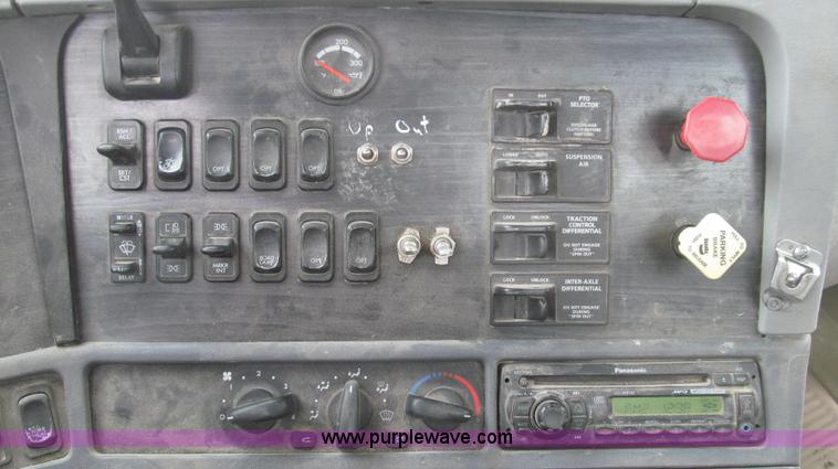 image for item E3822 2004 Freightliner CL120 semi truck