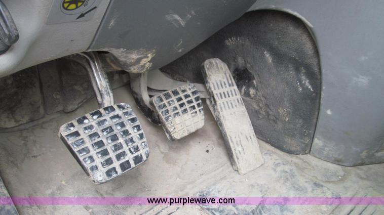 image for item E3822 2004 Freightliner CL120 semi truck