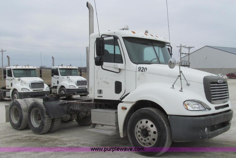 image for item E3823 2005 Freightliner CL120 semi truck