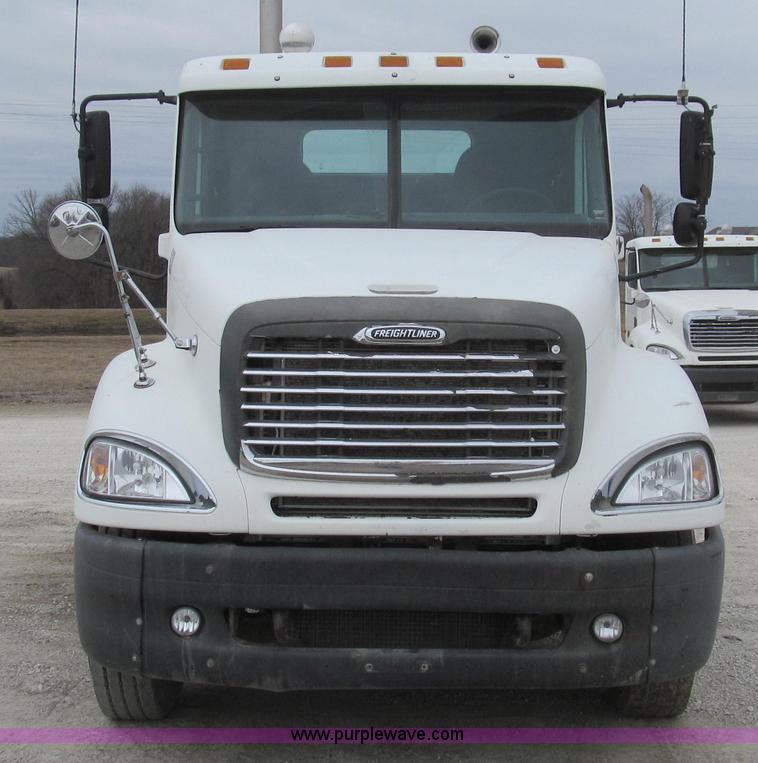 image for item E3823 2005 Freightliner CL120 semi truck