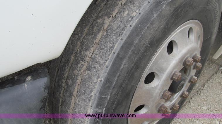 image for item E3823 2005 Freightliner CL120 semi truck