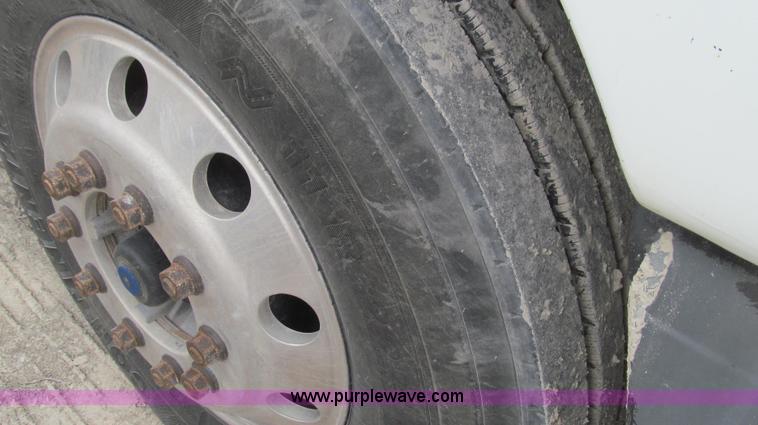 image for item E3823 2005 Freightliner CL120 semi truck