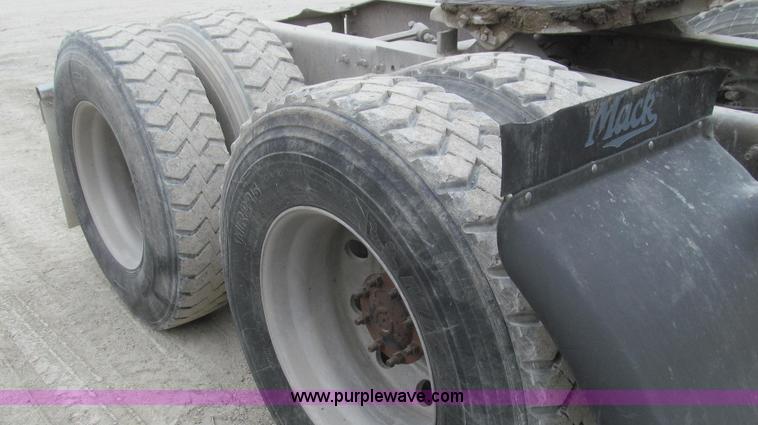 image for item E3823 2005 Freightliner CL120 semi truck