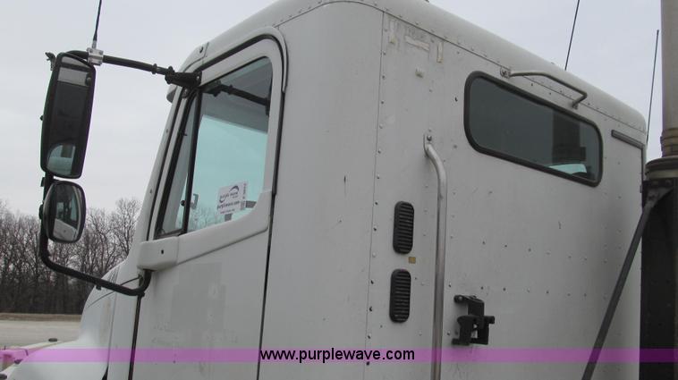 image for item E3823 2005 Freightliner CL120 semi truck