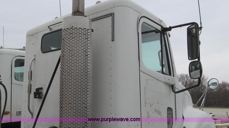 image for item E3823 2005 Freightliner CL120 semi truck