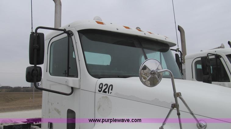 image for item E3823 2005 Freightliner CL120 semi truck