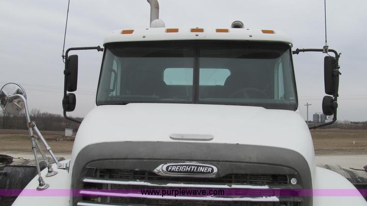 image for item E3823 2005 Freightliner CL120 semi truck