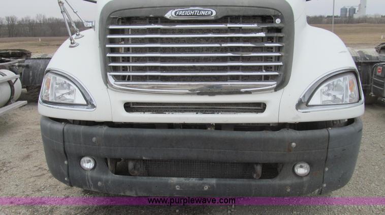 image for item E3823 2005 Freightliner CL120 semi truck