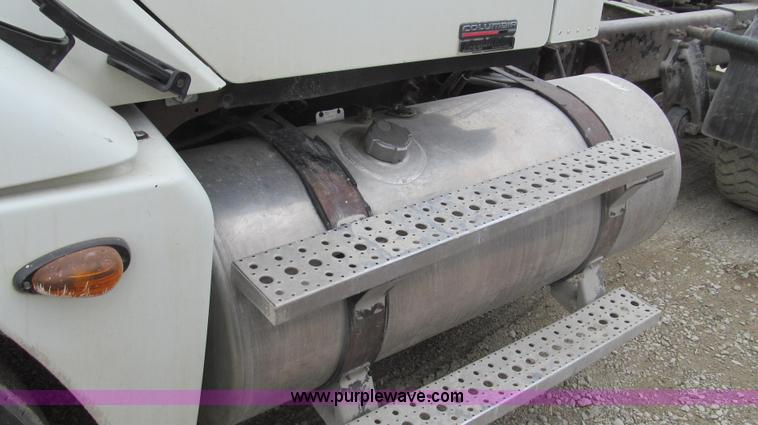 image for item E3823 2005 Freightliner CL120 semi truck