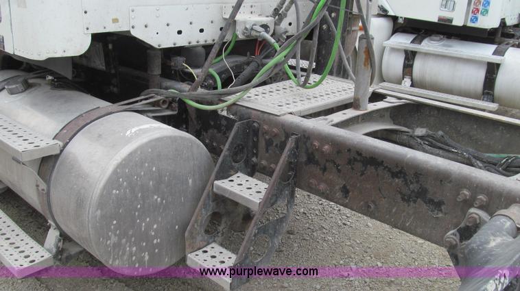 image for item E3823 2005 Freightliner CL120 semi truck