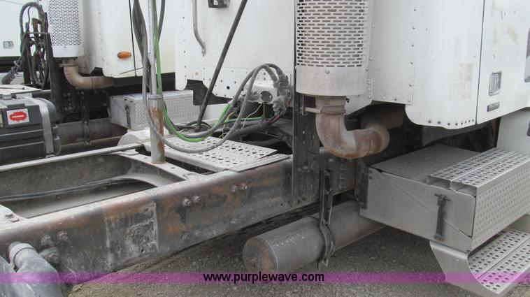 image for item E3823 2005 Freightliner CL120 semi truck