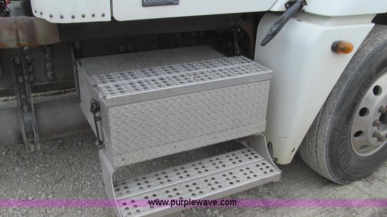 image for item E3823 2005 Freightliner CL120 semi truck