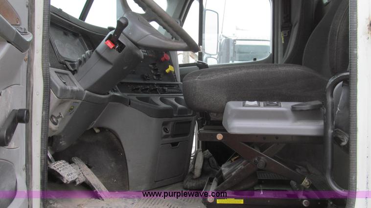 image for item E3823 2005 Freightliner CL120 semi truck